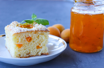 Lush cake with apricots