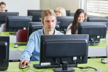 Studenten im Computerkurs