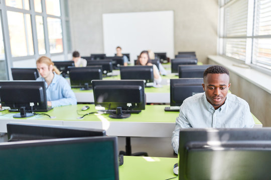 Gruppe Studenten lernt im E-Learning Seminar