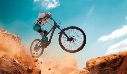 Foto op Plexiglas Voor hem Fietser die een fiets berijdt. Bergafwaarts.