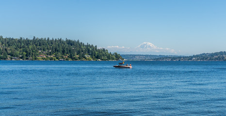 Fototapeta premium Mountain Over Lake Washington 3