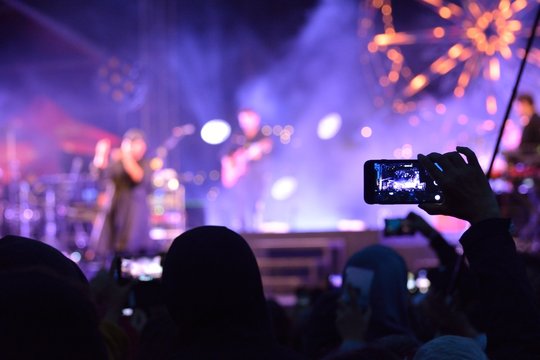 Ecran de smartphone dans la foule pendant un spectacle