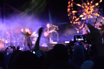 Fototapeta na wymiar Ecran de smartphone dans la foule pendant un spectacle