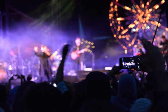 Ecran de smartphone dans la foule pendant un spectacle