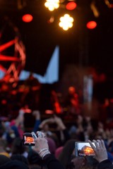 Ecran de smartphone dans la foule pendant un spectacle