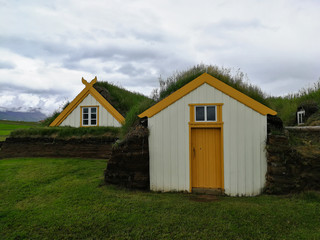 Fototapeta na wymiar Glaumbaer, conjunto de casas em turfa datado de fins de 1800, que reproduzem um estilo de construção usado por séculos na Islândia