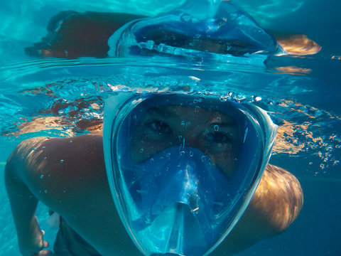 El ni&ntilde;o esta buceando en la piscina con easybreath snorkeling mask