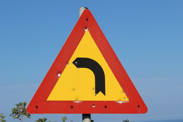 Left curve traffic sign.