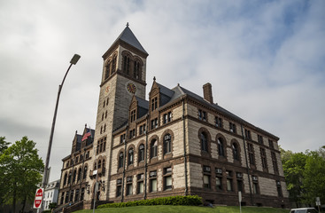 Fototapeta na wymiar City Hall, at Central Square, in Cambridge, Massachusetts.