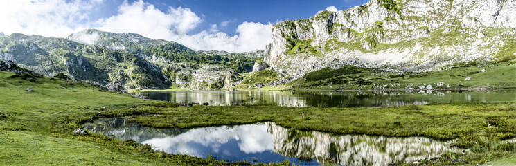 Panorámica de los Lagos de Covadonga  con las montañas del Parque Nacional de los Picos de Europa...