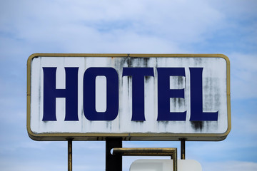 Schriftzug Hotel auf Leuchtreklametafel - Stockfoto