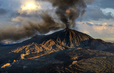 Éruption volcanique, éjection de cendres et de fumée