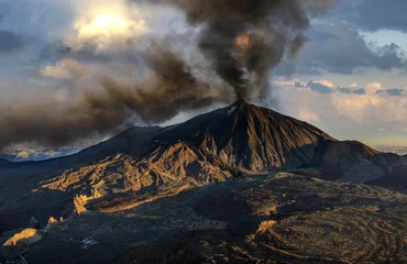 Crédence de cuisine en verre imprimé Volcan Éruption volcanique, éjection de cendres et de fumée