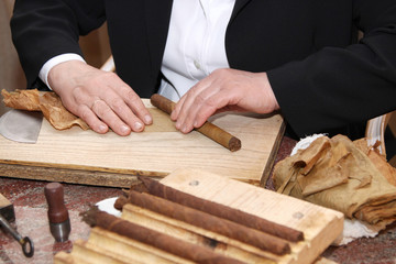 Man makes cigars