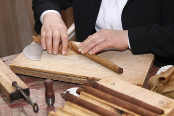 Process of making cigars manually
