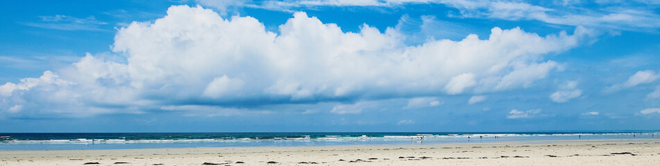 Web Banner mit dem bekannten Surferstrand in der Bretagne 