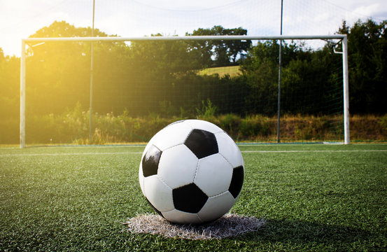Fu&szlig;ball Elfmeter Sonne Himmel