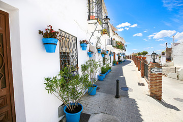 façades de maisons blanches décorées pot de fleurs bleues 3