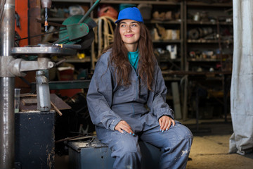 woman mechanic in a workshop - obrazy, fototapety, plakaty