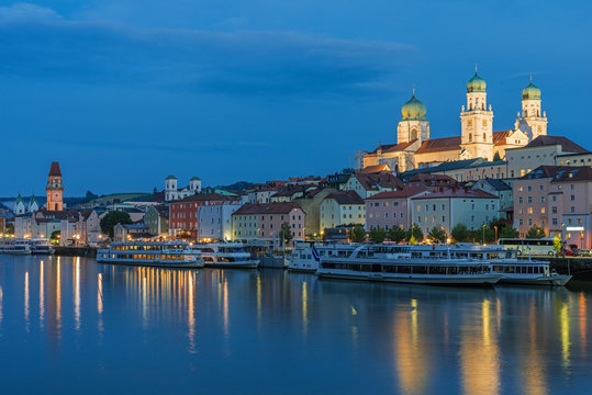 Passau – Panorama bei Blauer Stunde
