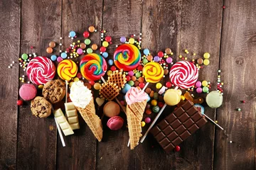 Foto auf Acrylglas Süßigkeiten Bonbons mit Gelee und Zucker. bunte Auswahl an verschiedenen Kindersüßigkeiten und Leckereien