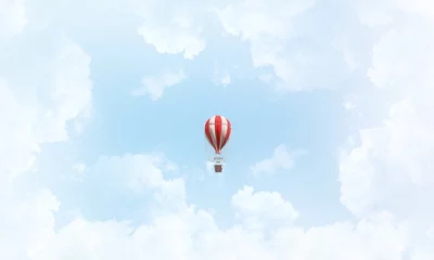  Vliegende heteluchtballon in de lucht. © adam121