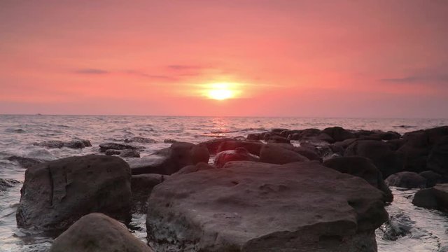 Sonnenuntergang am Ozean mit rotem Himmel und Wellenrauschen