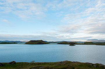 Paisagem deslumbrante do lago Skutustaoagígar, na Islândia
