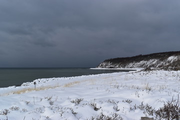 Verschneiter Strand vor Kloster auf Insel Hiddensee
