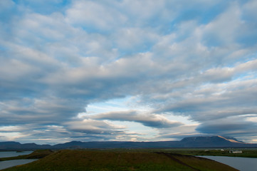Paisagem deslumbrante do lago Skutustaoagígar, na Islândia