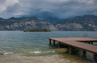 Panorama del lago di Garda prima del temporale