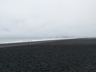 Praia de areia preta de origem vulcânica, na Islândia