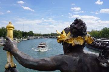 Fototapeta na wymiar La Seine depuis le pont Alexandre III à Paris en France