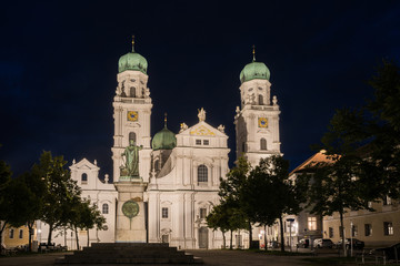 Fototapeta na wymiar Passauer Dom St. Stephan bei Nacht