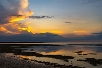 Obraz premium Sun Setting on the Ocean in Gili Islands