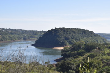 Rio Paraná na fronteira entre Brasil e Paraguay, entre Ciudad del Este e Foz do Iguaçu.
