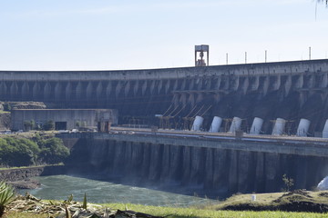 Barragem de concreto de usina hidrelétrica. Itaipu	