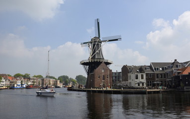 Fototapeta na wymiar Haarlem: Windmühle De Adriaan