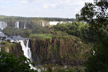 Cataratas do Iguaçu no Brasil. queda d'água de cachoeira. 