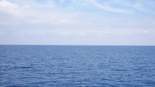 Volle Fahrt Panorama bei Sonnenschein &uuml;ber das Meer Hintergrund in 4K