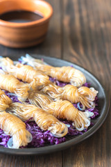 Konnyaku noodles with red cabbage
