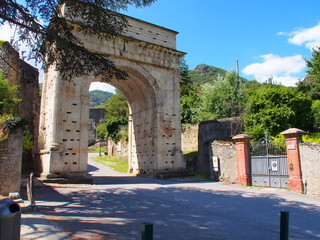 Fototapeta premium ville de susa dans le piémont en italie, arc de auguste