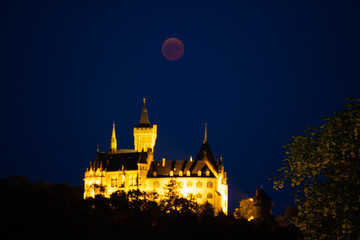 Modfinsternis in Wernigeroder über dem Schloss