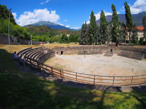 ville de susa dans le pi&eacute;mont en italie, amphit&eacute;athre romain