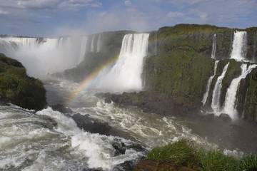 Arco iris nas Cataratas do Iguaçu no Brasil. queda d'água de cachoeira. 