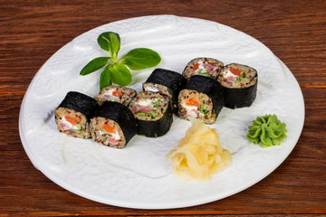 Japanese roll with kinoa and salmon