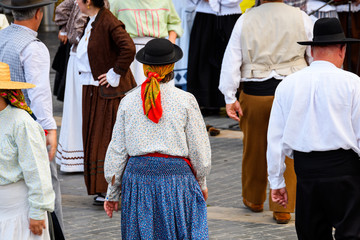 Obraz premium people weared with traditional Portuguese costumes at romeria