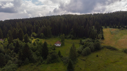 Obraz premium small hut in forest aerial view 