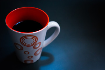 Taza de cerámica color blanco y naranja para cafe.