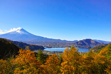 紅葉シーズンの河口湖と富士山と飛行機雲


